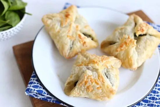 Конвертики со шпинатом и козьим сыром